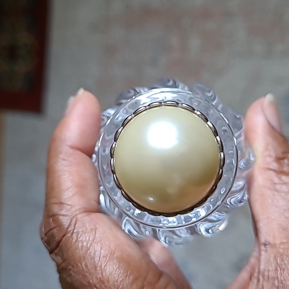 Clear perfume bottle with pearlized and crystals topper - Picture 9 of 9